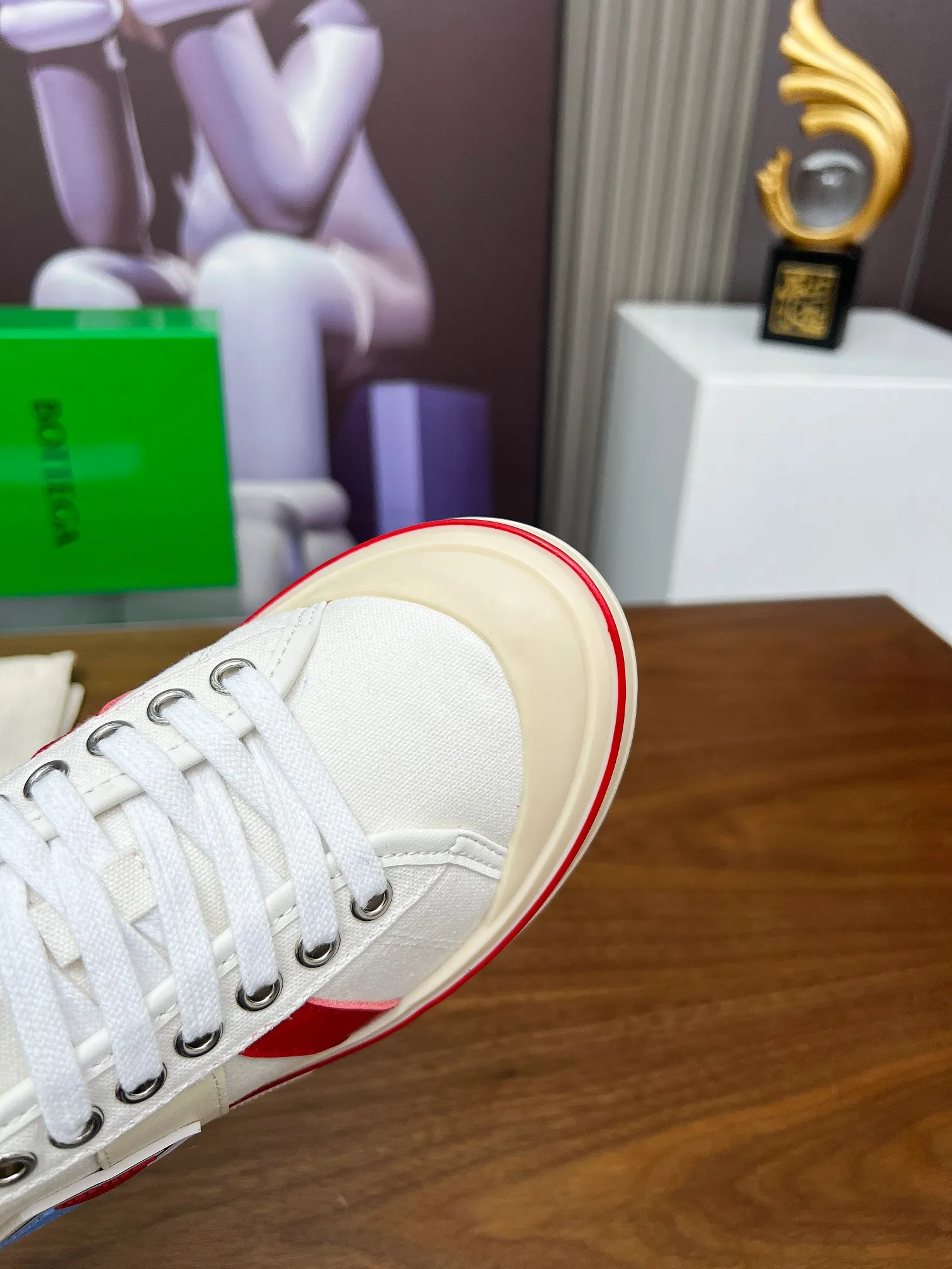Men's men's shoes 💰500💰 Bottega Veneta BV's latest Eliot series retro basketball shoes casual sports canvas shoes will become gods once it is launched‼ ️ Inspired by retro basketball sneakers, the color combination highlights youthful vitality and perfectly interprets the theme of youth and childlike innocence. The details are also very particular. The summer canvas brings excellent durability and comfort. Designs such as calfskin trim, rubber toe caps and hand-painted retro red lines are full of retro feel. The round toe and convex sole add a modern feel and are suitable for various styles. Easily create a fashionable atmosphere. The upper foot is the focus...can be worn as a couple's shoes...The red lines on each shoe edge are hand-painted, which adds more taste and attitude! ✦Fabric: Original customized high-density canvas + cowhide ✦Inner: original customized breathable canvas ✦Insole: movable latex cowhide insole ✦Sole: original molded non-slip and wear-resistant TPU material ✦Sole thickness: 3cm, low-profile, single shoe ✦Number of sizes: female size 35--40, female 40 is customized and non-returnable❕ ✦Number: male size 39--45, male 45 is customized and non-returnable❗️